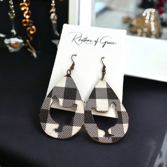 Feathered Fashion: Adorable Chicken Silhouette Dangle Earrings! NWT Farm Jewelry - Picture 3 of 10